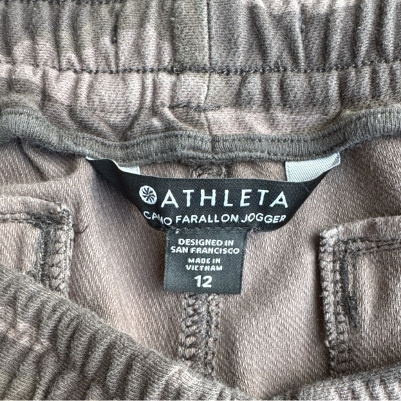 Athleta Women's Farallon Jogger Pants
Green Camo Size 12 - Picture 2 of 3